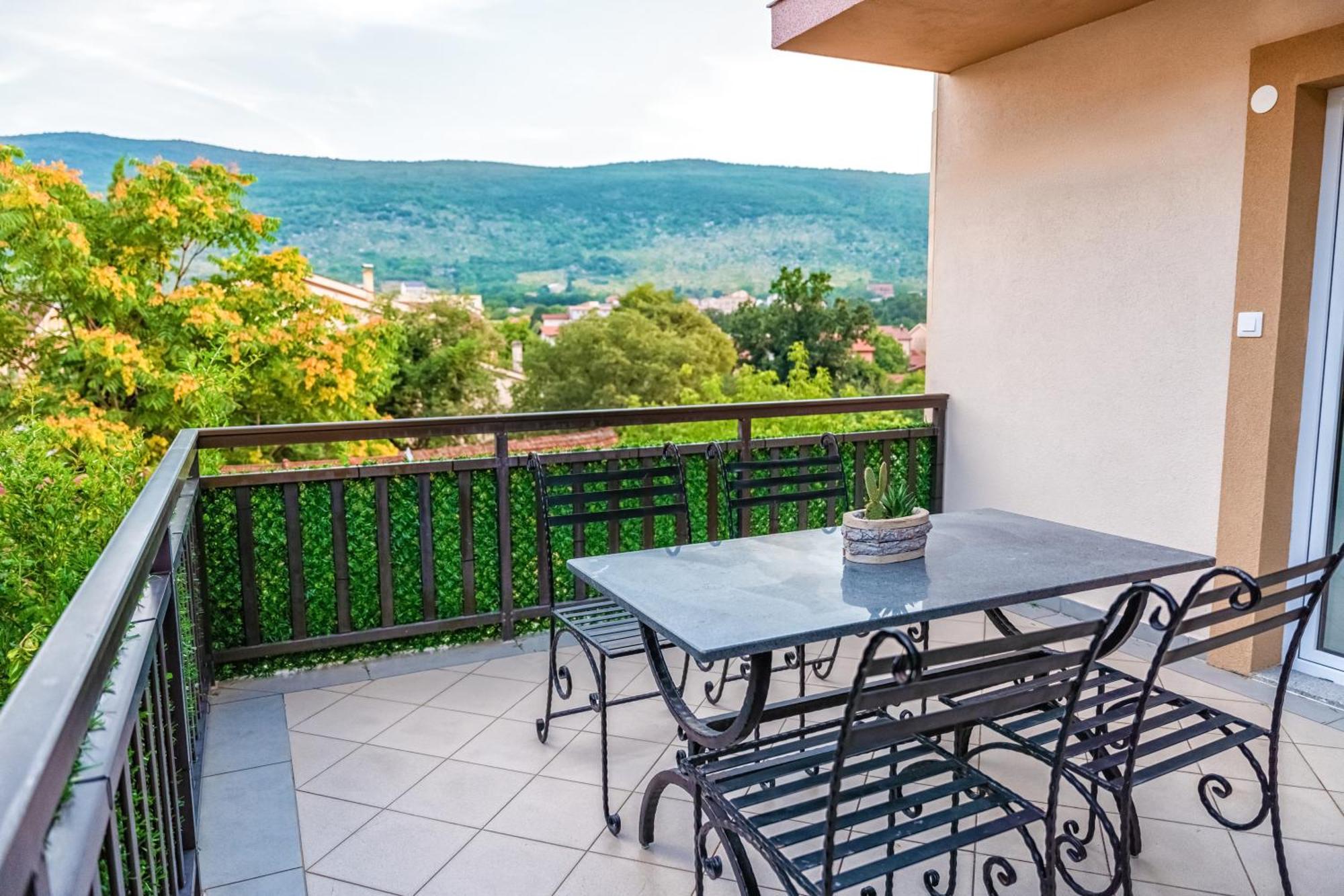 Apparition Hill Apartman